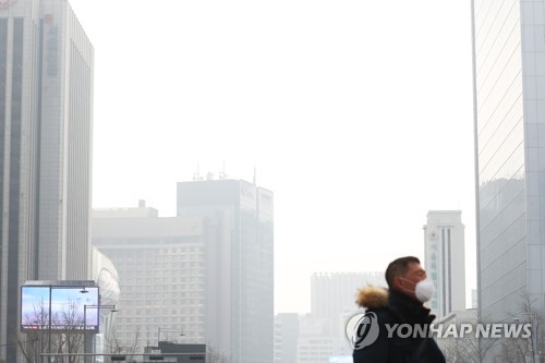 파란 하늘은 전광판에만