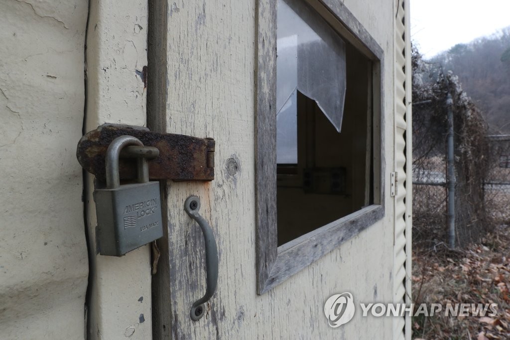 굳게 잠긴 미제 자물쇠