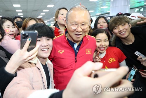 베트남 유학생에 둘러싸인 박항서