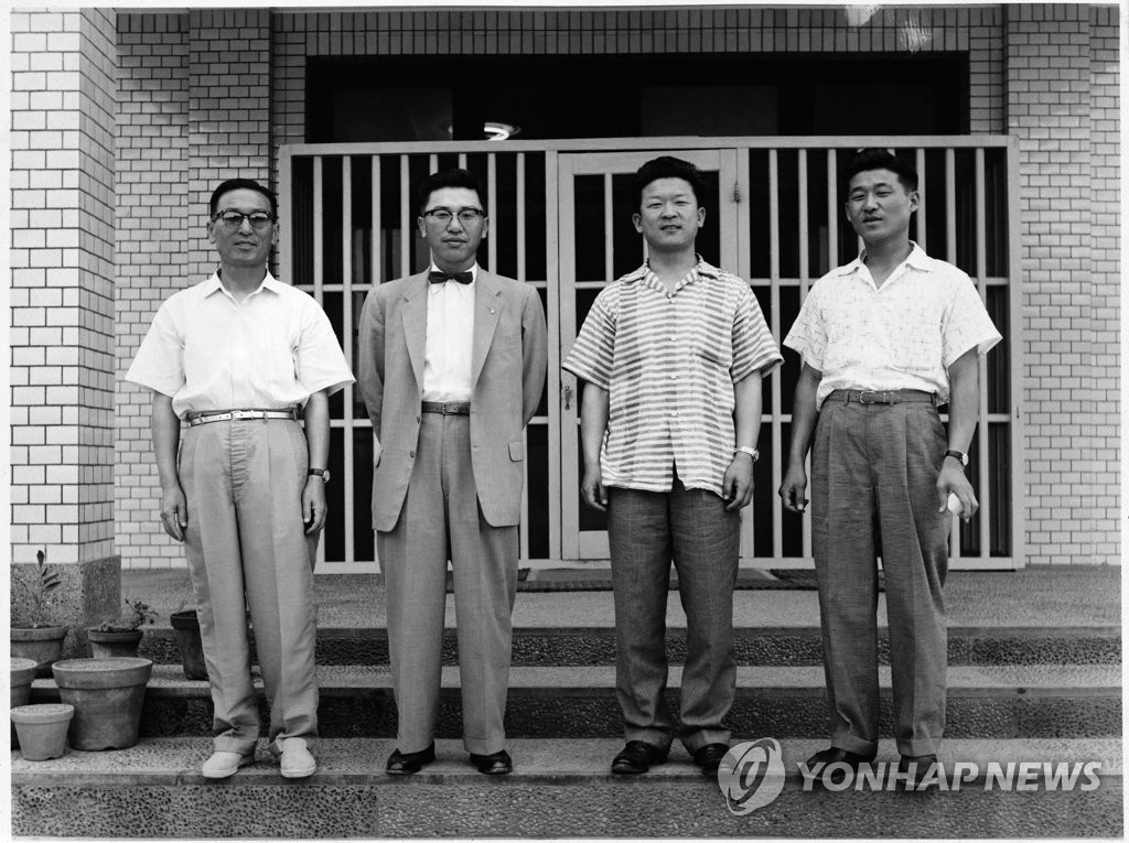 구자경 명예회장, 아버지와 함께 부산 공장에서