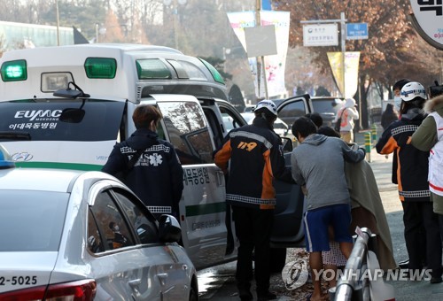 앰뷸런스 옮겨타는 신생아와 산모들