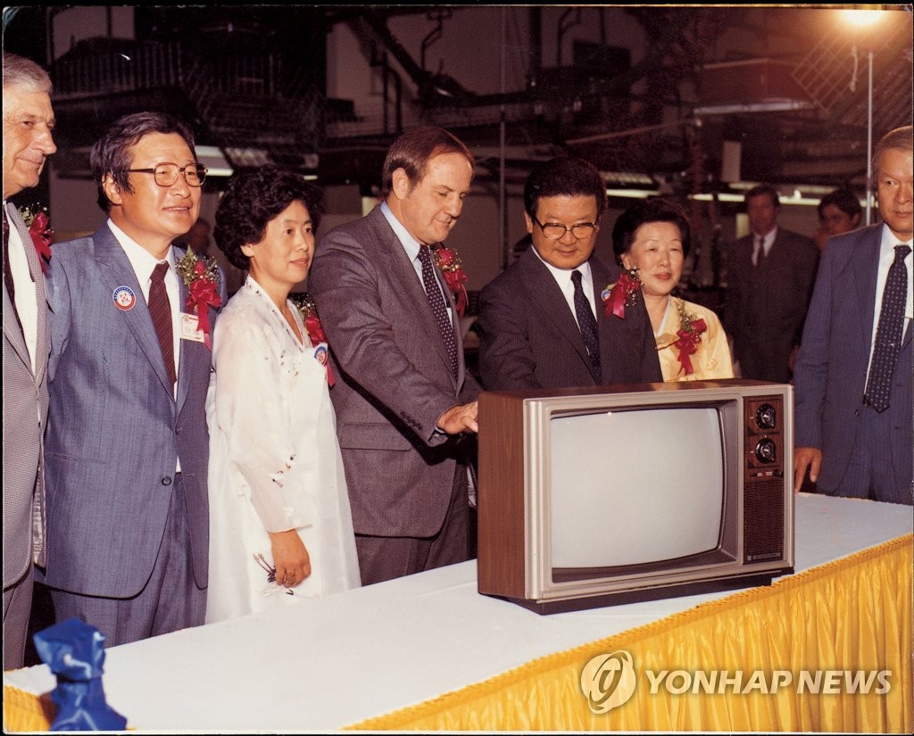 미국 법인 생산 1호 컬러TV 살피는 구자경 명예회장