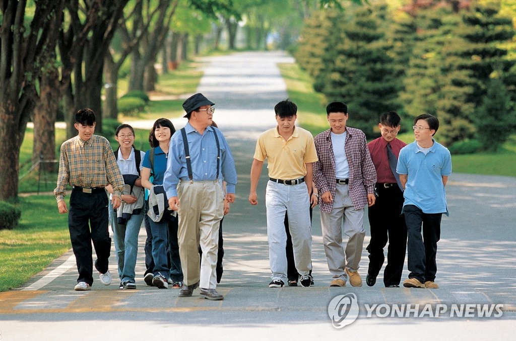 학생들과 연암대 교내 산책하는 구자경 명예회장