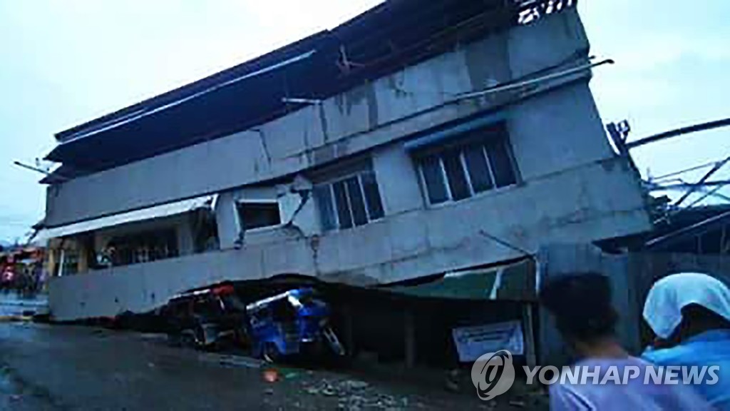 필리핀 지진 현장…붕괴 건물에 깔린 차량