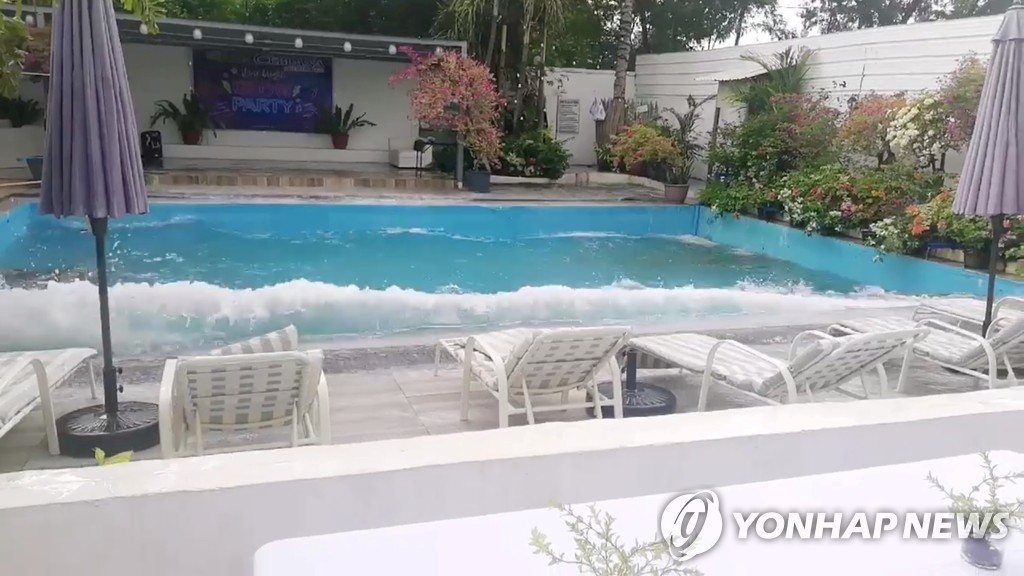 필리핀 강진에 호텔 수영장 물도 '출렁'