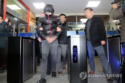 조사실로 가는 용의자