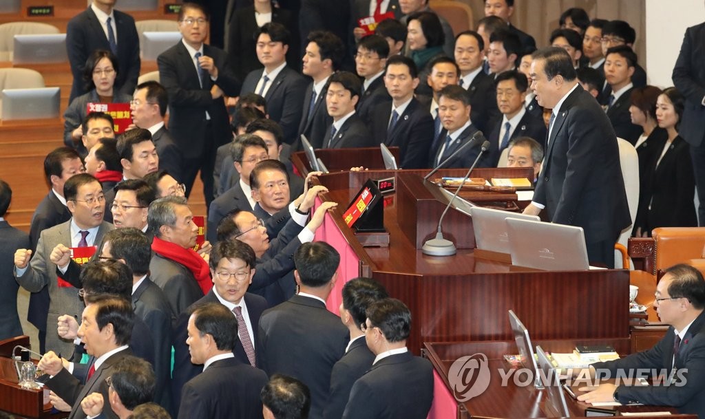 한국당 항의 속에 사회 보는 문희상 의장