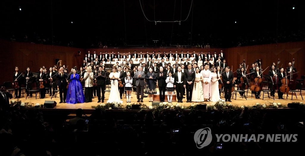 President Moon Jae-in and first lady Kim Jung-sook pose for photos after a concert hosted by the Ministry of Culture, Sports and Tourism at Seoul Arts Center in southern Seoul to mark the new year on Jan. 8, 2020. (Yonhap)