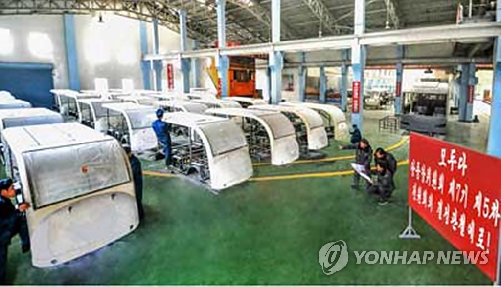 차량 생산하는 북한 노동자들