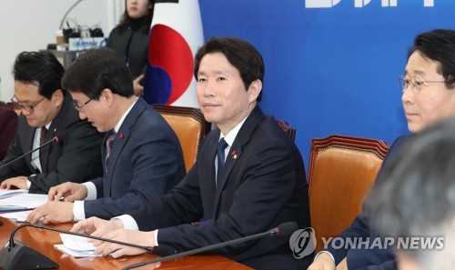 원내대책회의 참석한 이인영