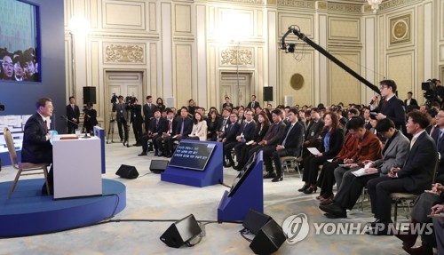 질문 듣는 문 대통령