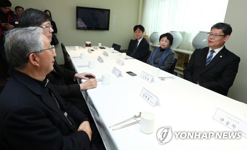 대화하는 김연철 장관, 김희중 회장