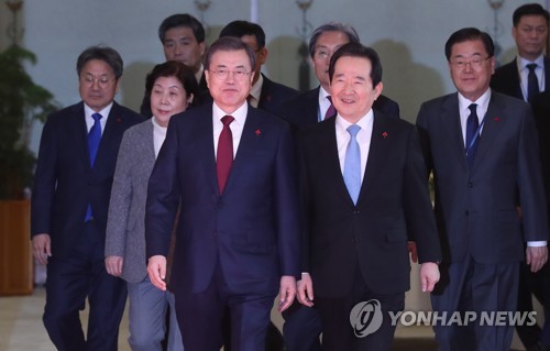 함께 걷는 문 대통령과 정세균 총리