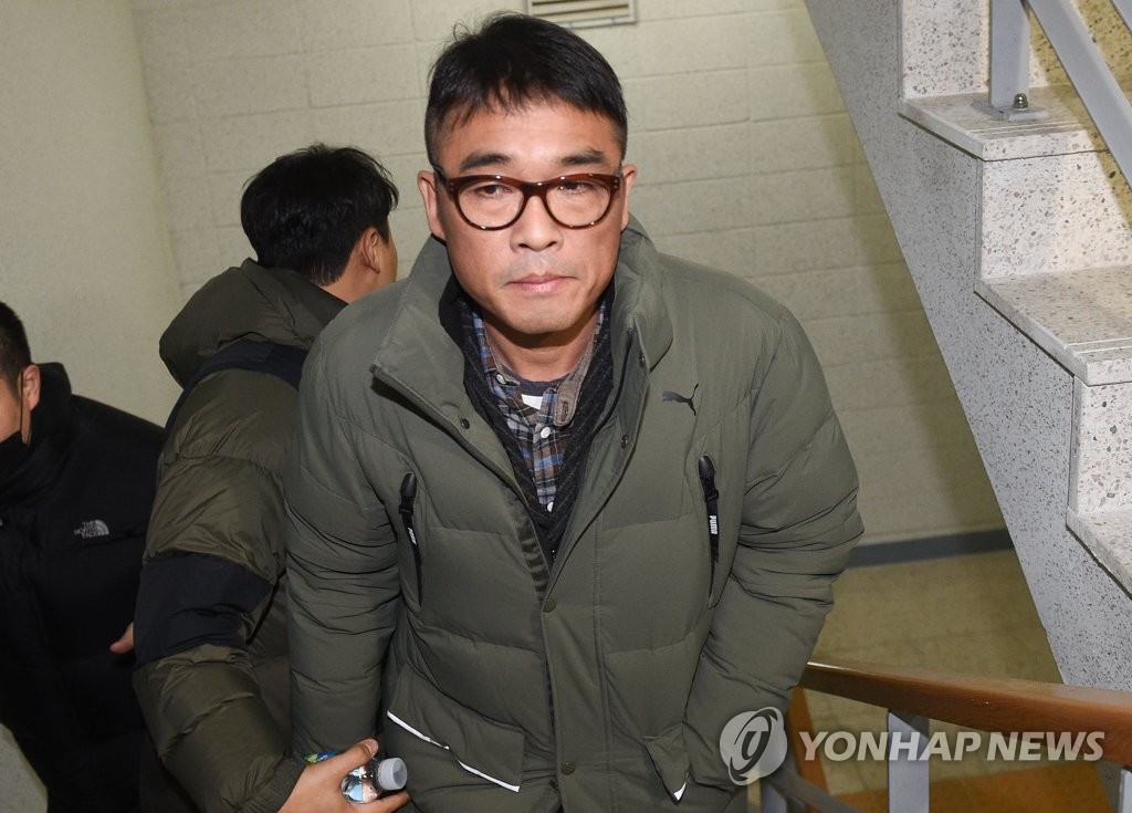 서울 강남경찰서 출석하는 김건모
