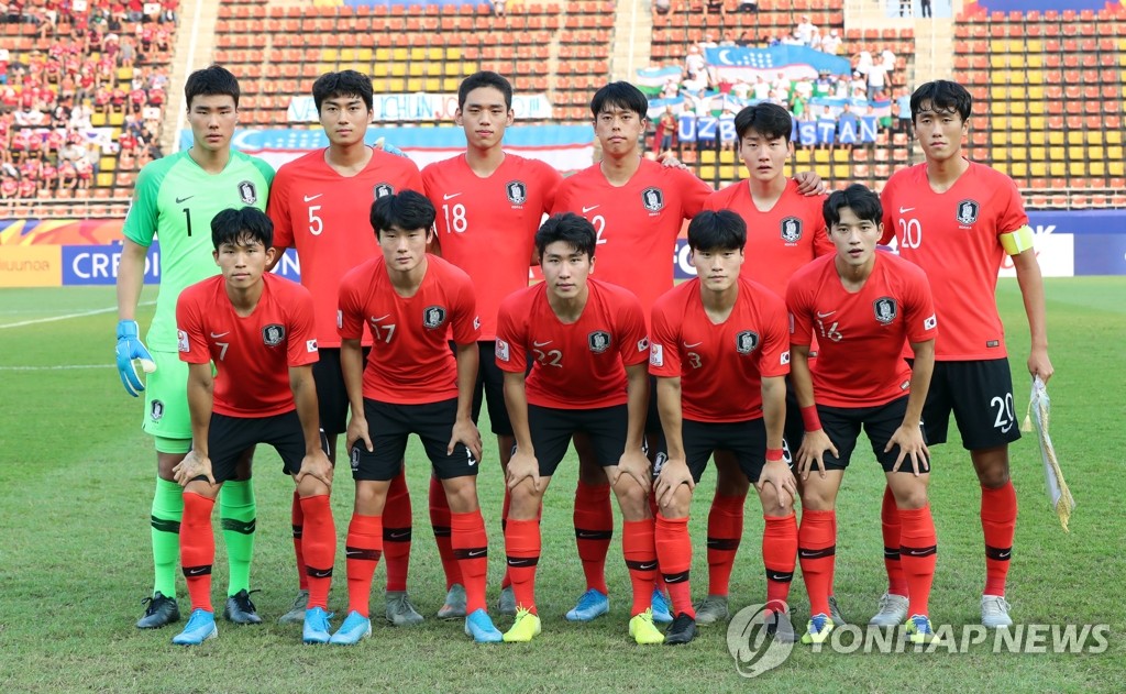 The starting members for South Korea pose for photos before their Group C match against Uzbekistan at the Asian Football Confederation (AFC) U-23 Championship at Thammasat Stadium in Rangsit, Thailand, on Jan. 15, 2020. (Yonhap)