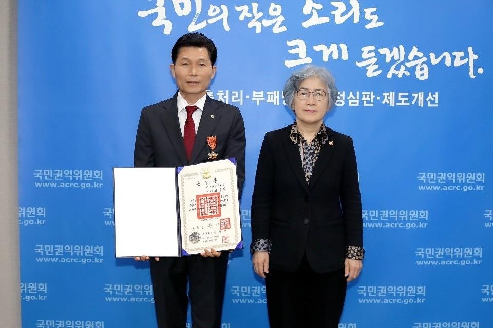 녹조근정훈장 수여받은 김영일 한국문학세상 회장