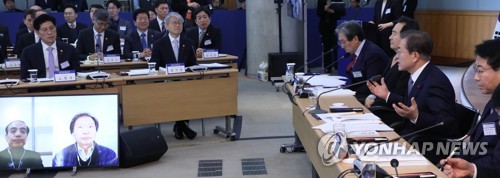 화상대화 하는 문 대통령