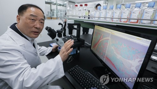 세포 배양기술 살피는 홍남기 부총리