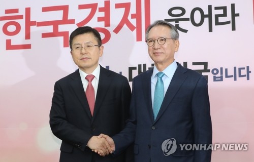 악수하는 황교안과 김형오