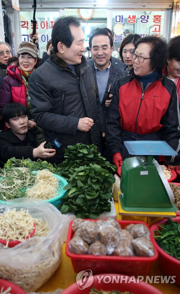 시장 상인과 대화하는 정세균 총리
