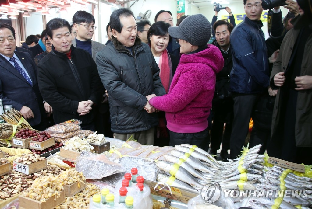 시장 상인과 대화하는 정세균 총리