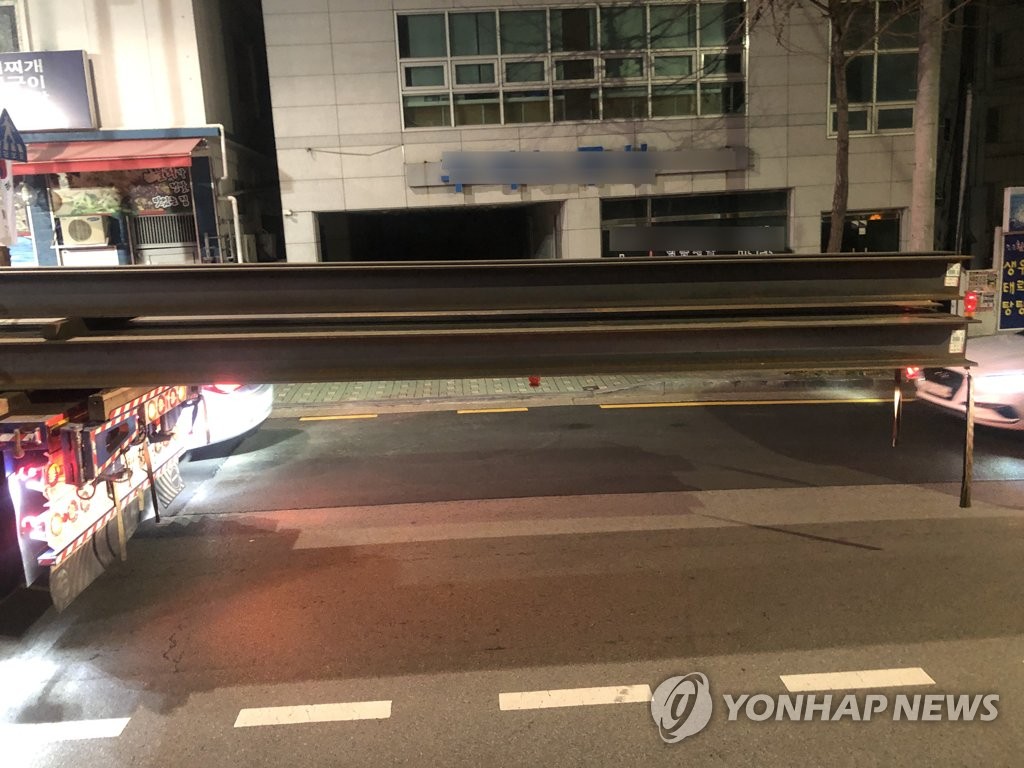 트레일러에 다 실리지 않는 24m 철제 빔