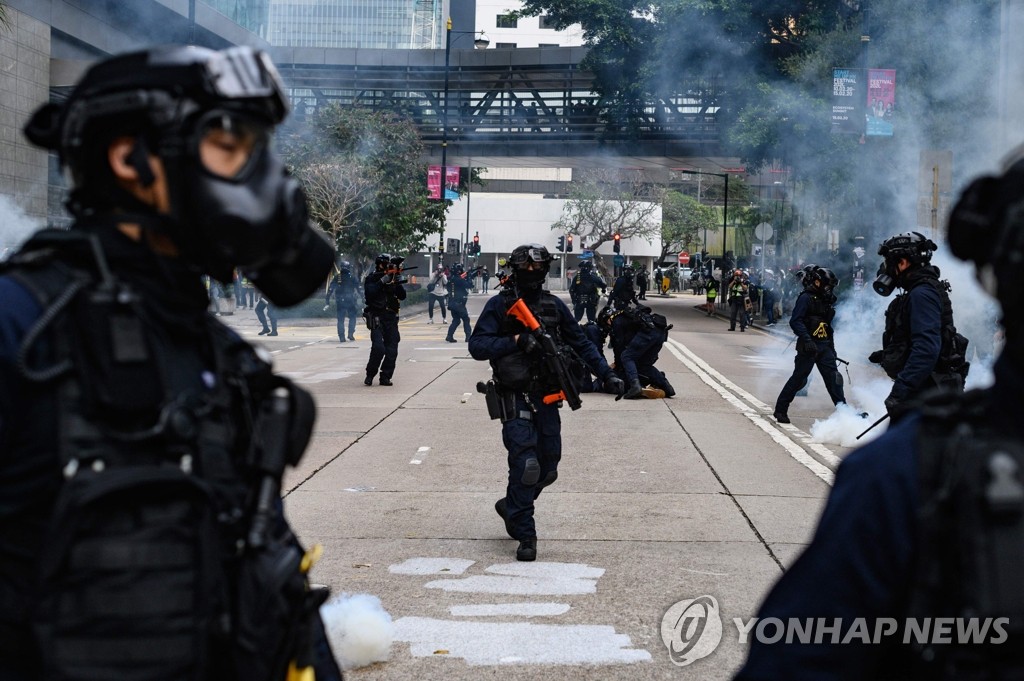 시위대 향해 최루탄 쏘는 홍콩 경찰
