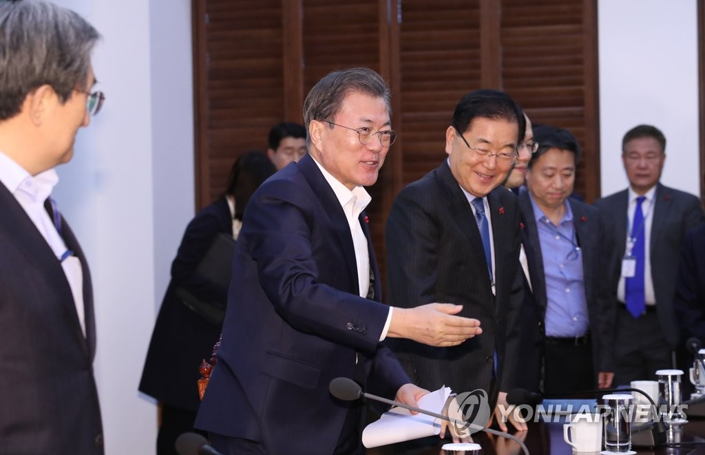 수석·보좌관 회의 입장하는 문 대통령