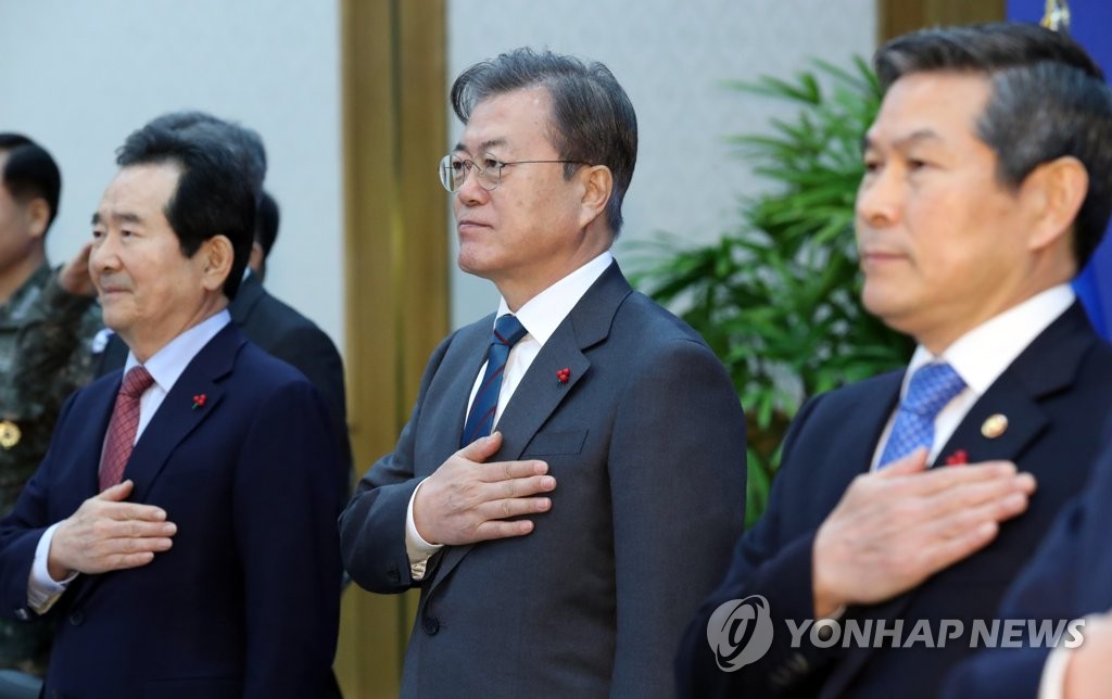 국기에 경례하는 문 대통령
