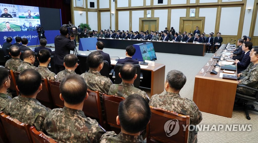 부대 대비태세 화상보고 받는 문 대통령