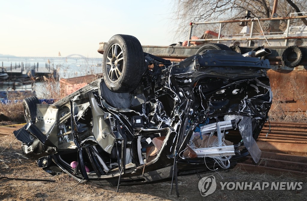 파손된 성산대교 추락 SUV 차량