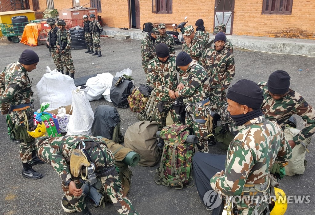 눈사태 실종 사고 현장에 출동하는 네팔군