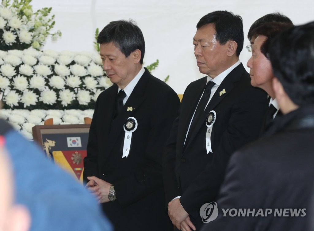 울산 영결식 지켜보는 신동주·신동빈