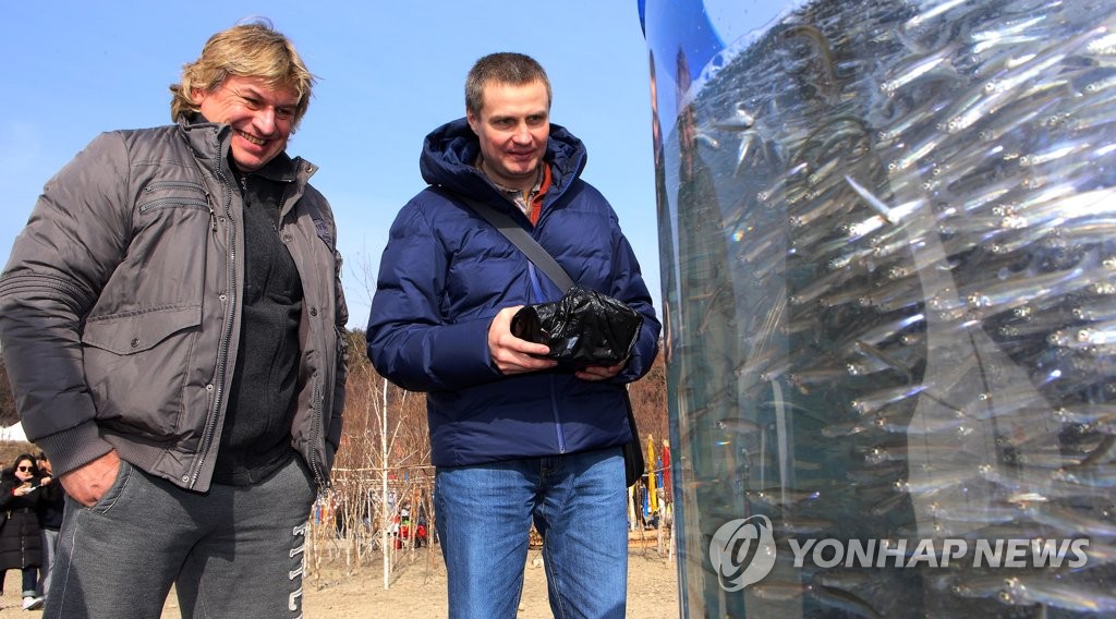 축제장 찾은 외국인 "빙어가 신기해요"