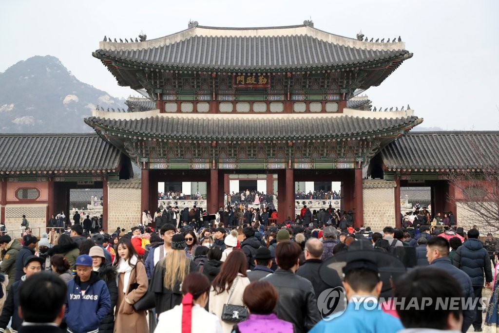 Visitors at Gyeongbok Palace on Seol Visitors at Gyeongbok Palace on Seol