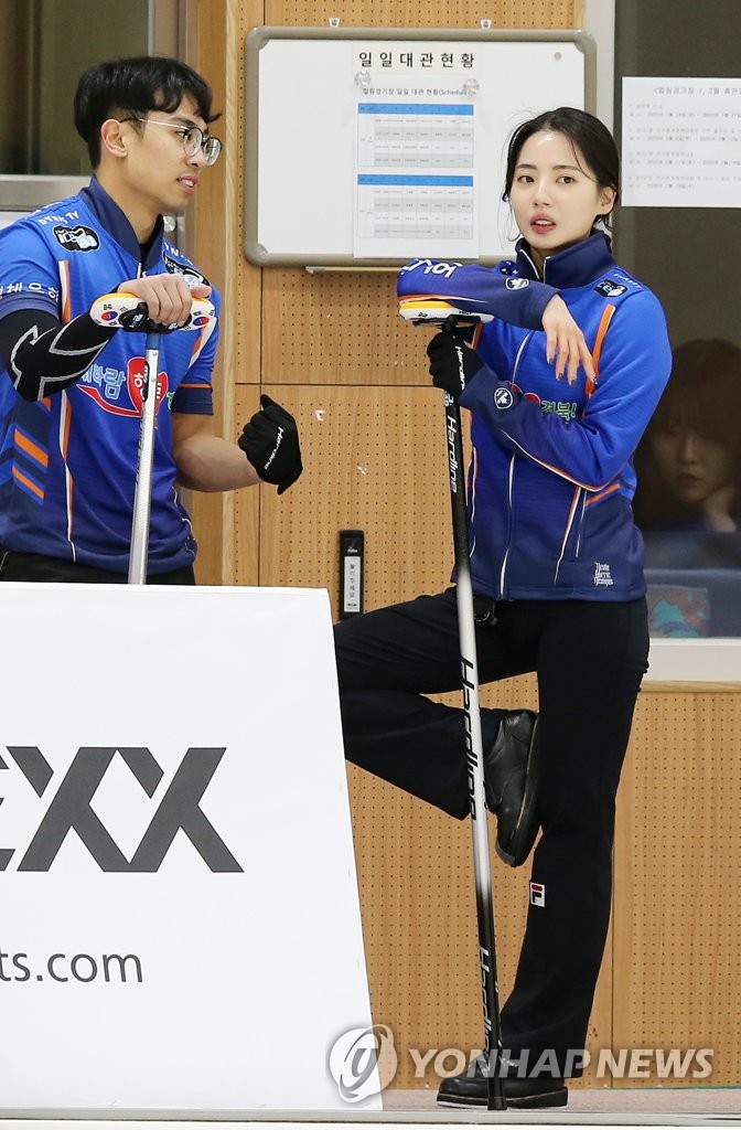 Curling stars discuss game plan Curling stars discuss game plan