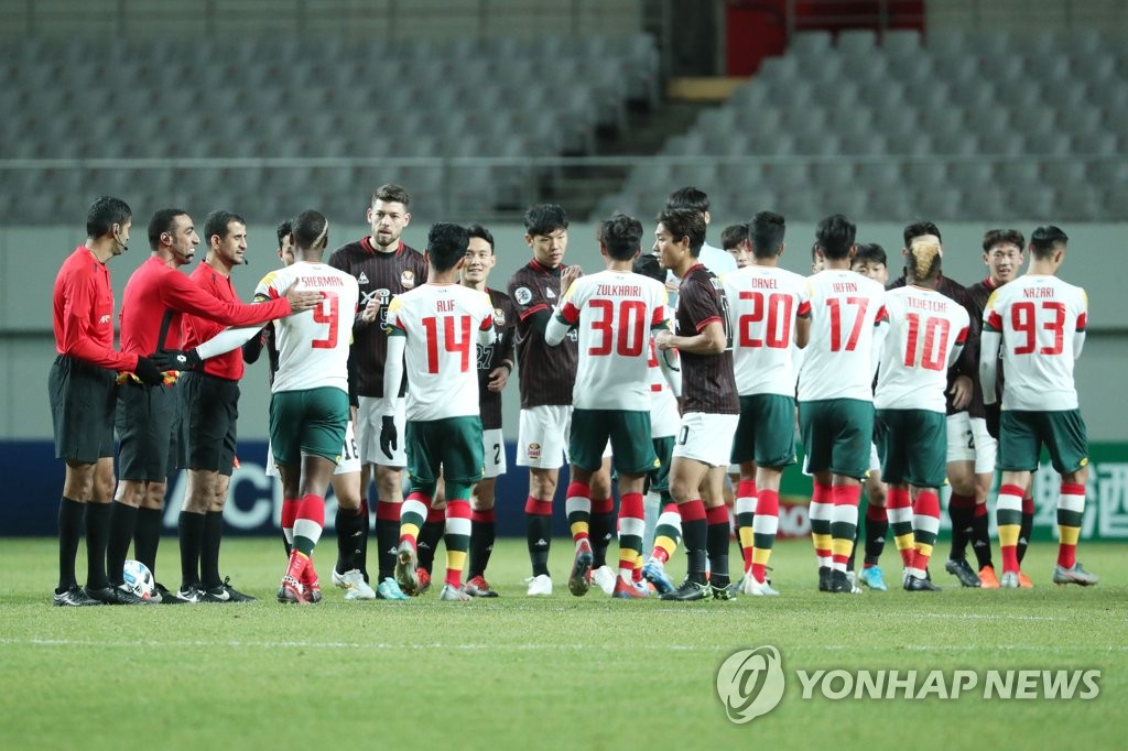 말레이시아 크다 선수들과 인사 나누는 FC 서울 선수들