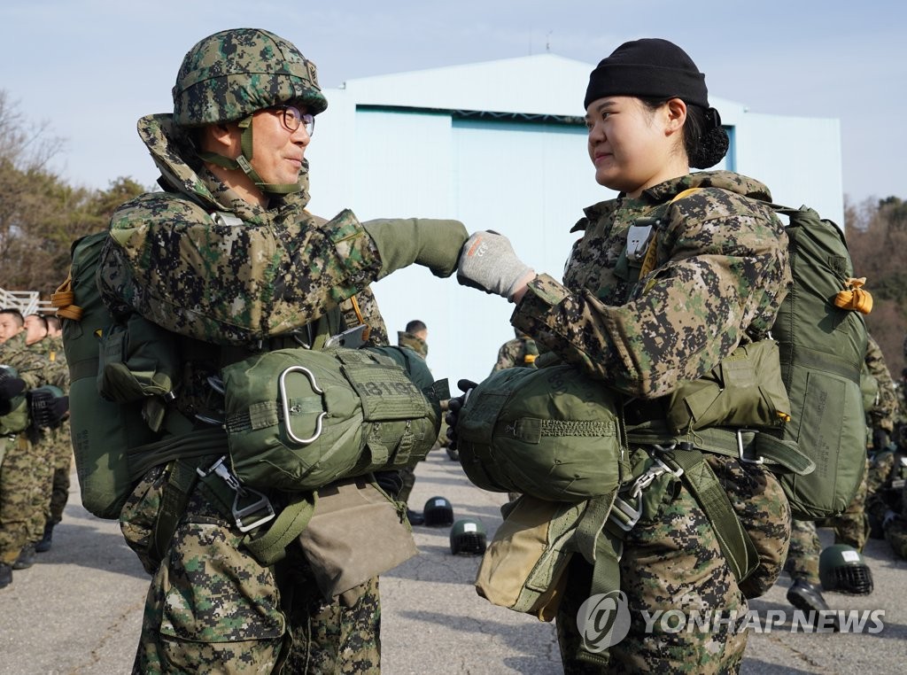 후배들 챙기는 김정우 원사
