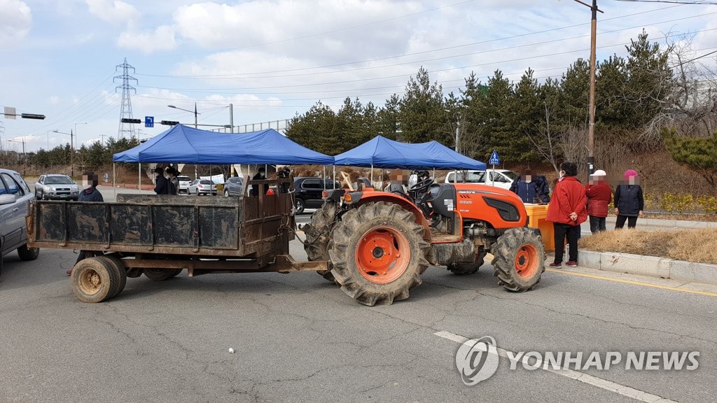아산 주민들 경찰인재개발원 농기계로 진입로 차단