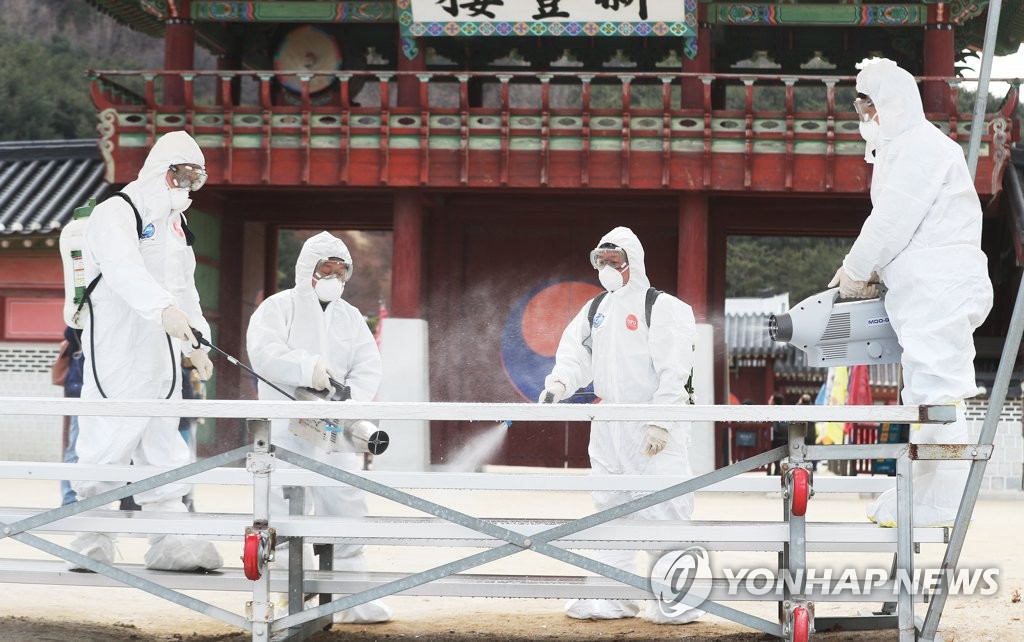 지난 30일 화성행궁 방역하는 보건소 관계자들