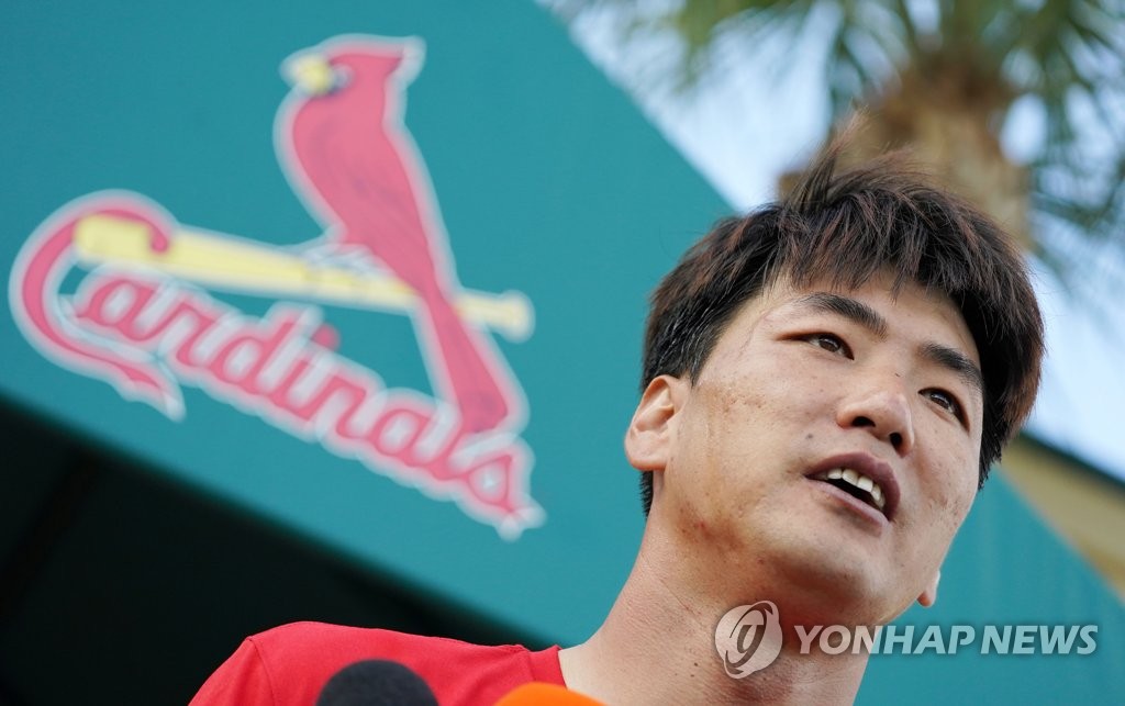 Kim Kwang-hyun of the St. Louis Cardinals speaks with South Korean reporters during the club's training camp at Roger Dean Chevrolet Stadium in Jupiter, Florida, on Feb. 11, 2020. (Yonhap)