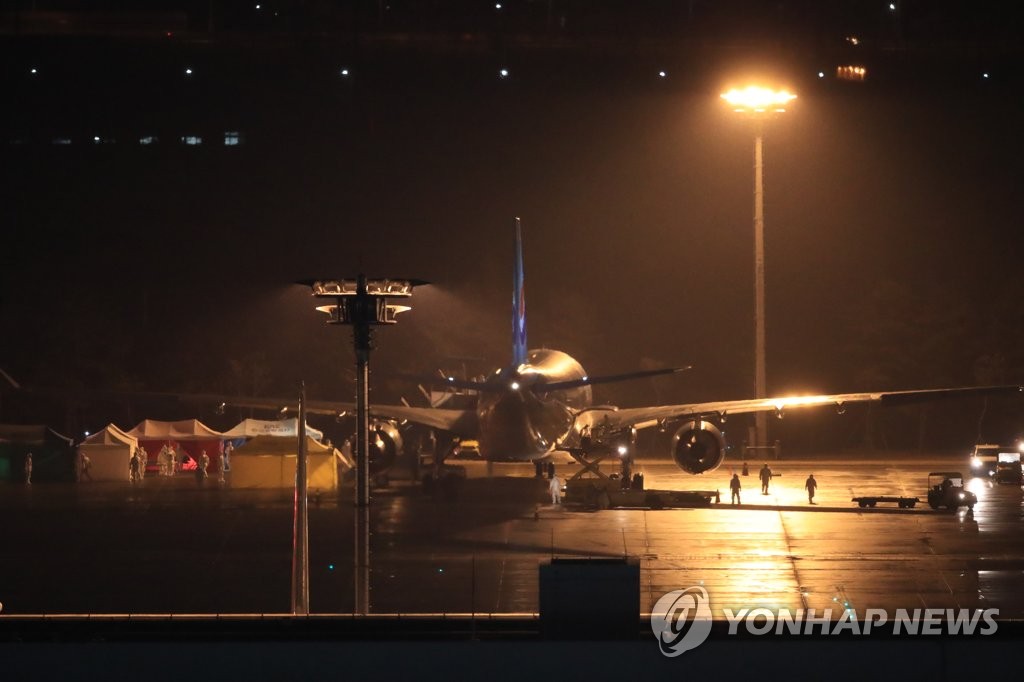 우한 교민 수송전세기 김포공항 도착
