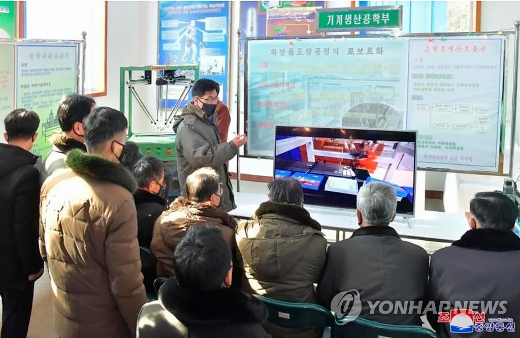 북한 평양기계대·교통운수대 과학기술축전…실내서도 '마스크'