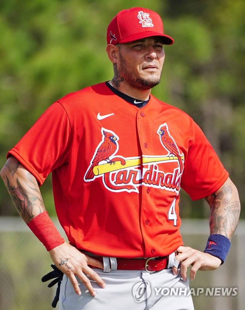 St. Louis Cardinals' catcher Yadier Molina prepares for a drill during spring training at Roger Dean Chevrolet Stadium in Jupiter, Florida, on Feb. 12, 2020. (Yonhap)