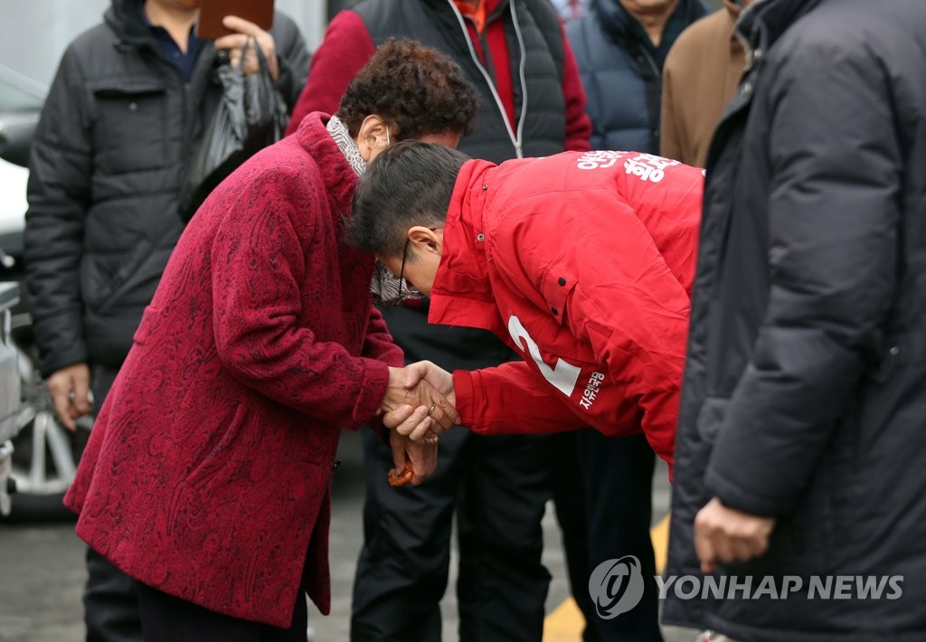 허리 숙여 인사하는 황교안 대표