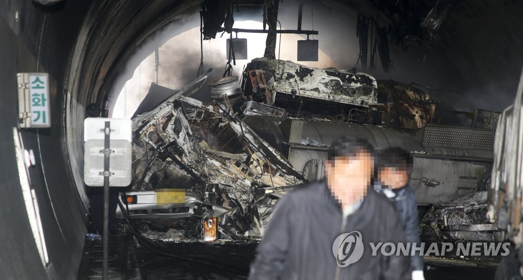 순천완주고속도로 터널 잔해들