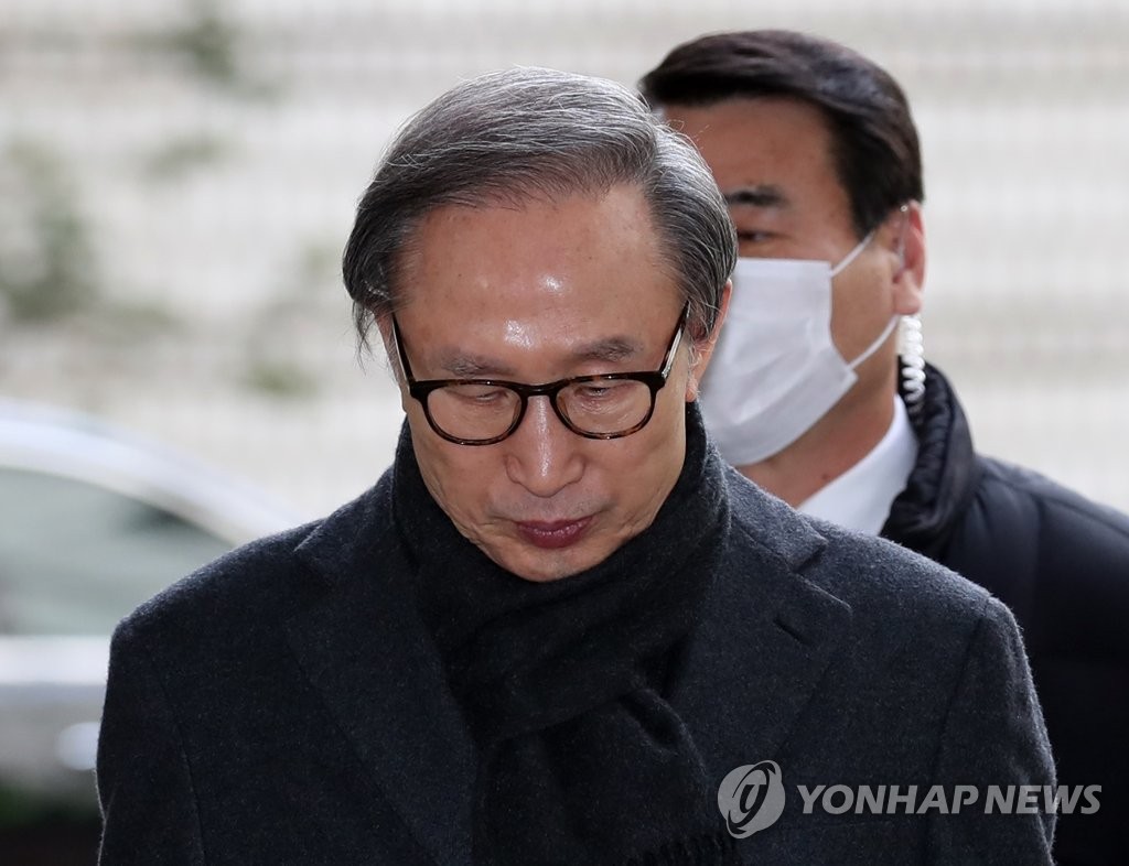 고개 숙인 이명박 전 대통령