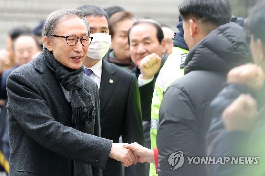 항소심 전 지지자들과 인사 나누는 이명박
