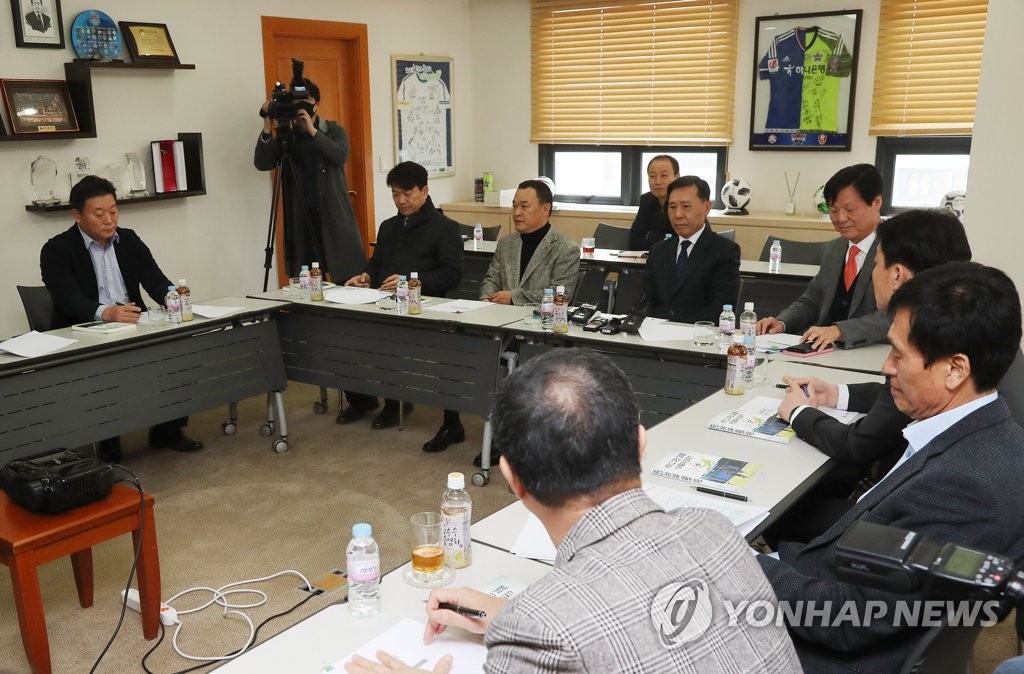 In this file photo from Feb. 21, 2020, K League officials and representatives from the 12 clubs in the top-flight K League 1 attend a meeting at the league headquarters in Seoul to discuss fixture changes in response to a surge in COVID-19 cases in Daegu and North Gyeongsang Province in the southeastern part of the country. (Yonhap)