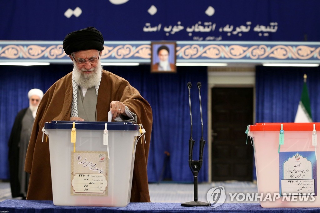 투표하는 아야톨라 하메네이 이란 최고지도자
